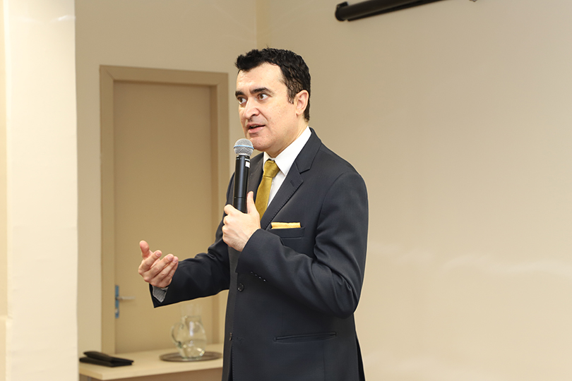 Foto do professor Alysson Mascaro falando no microfone