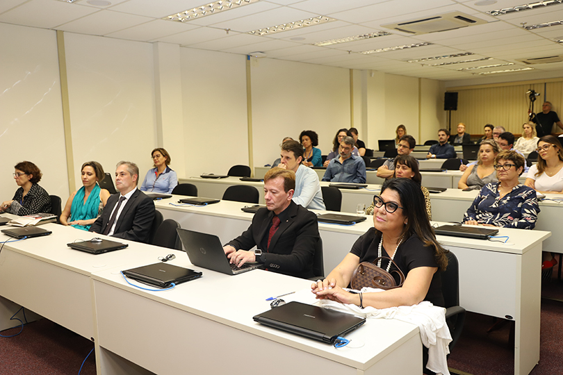 Foto geral da plateia na sala da Escola Judicial