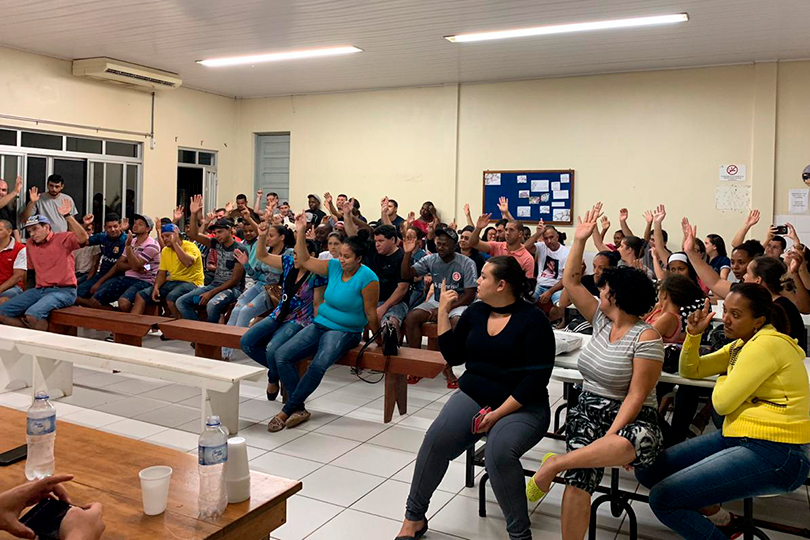 Foto em ângulo aberto da assembleia realizada no sindicato