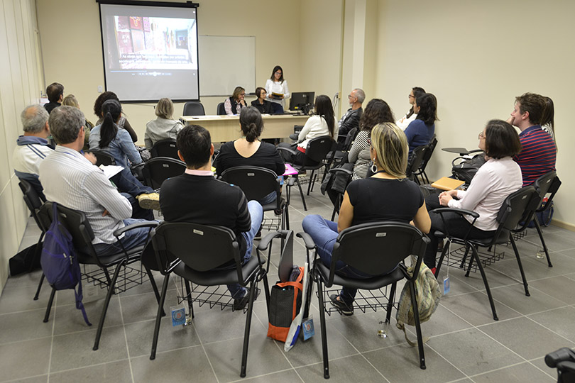 Público reunido para o início da roda de conversa.