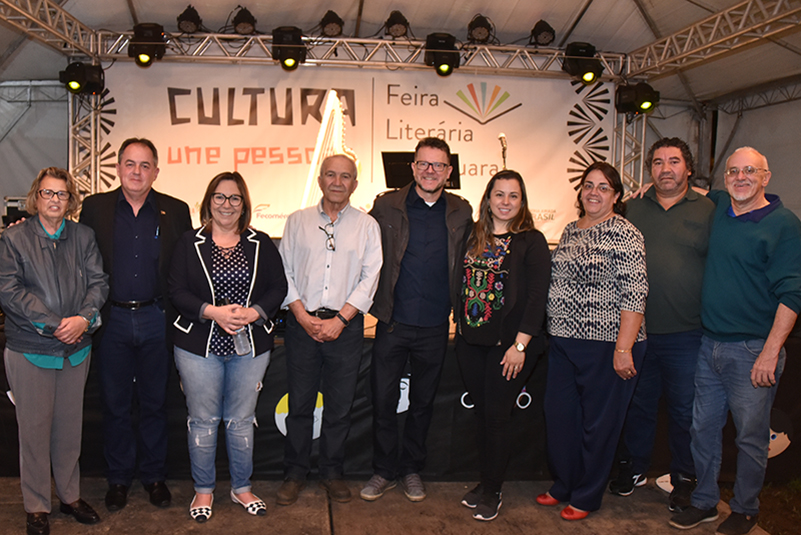 Foto posada das autoridades presentes à abertura da Feira