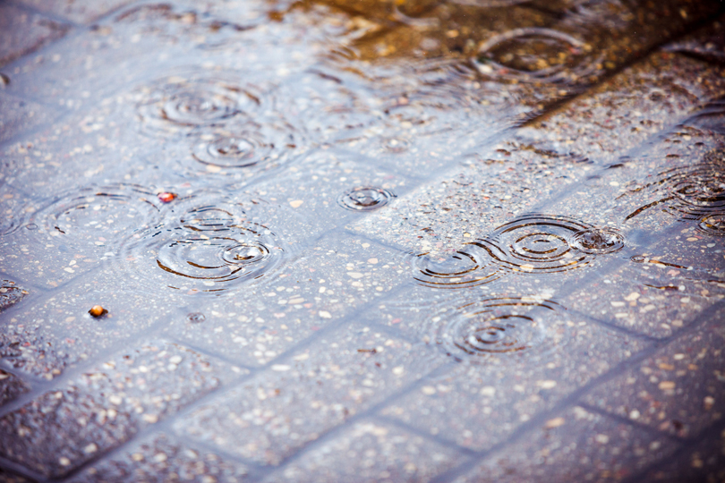 17 - Dano moral por falta de condições adequadas em trabalho na chuva.jpg