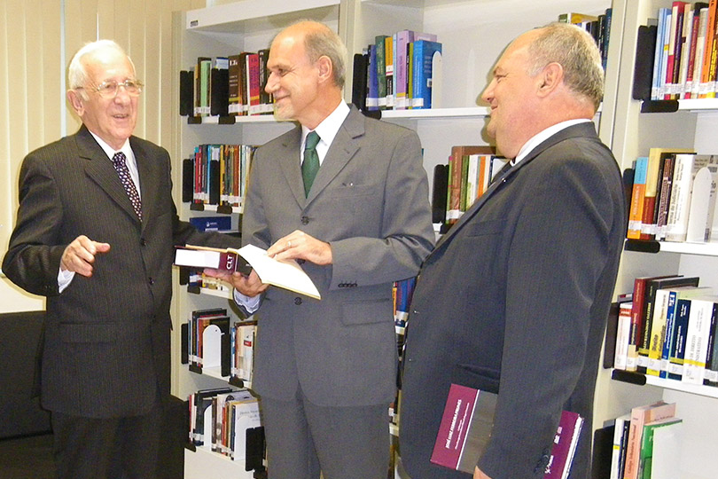 Desembargador homenageado (a esquerda na foto) lançou obra na biblioteca do TRT-RS, em 2009