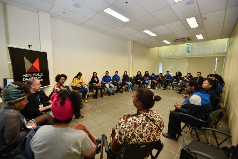 Imagem da roda de conversa com os alunos do Projeto Pescar.