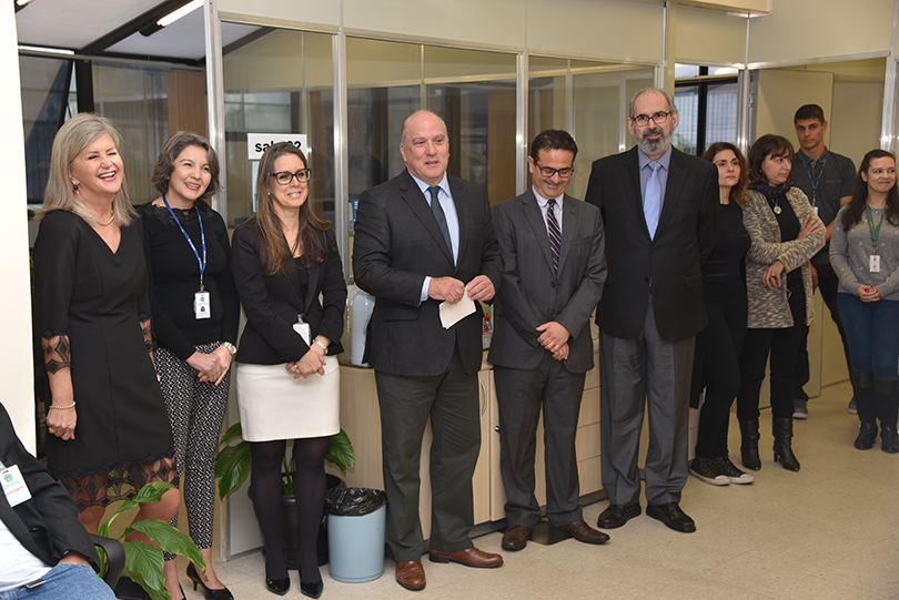 Foto tirada durante a abertura da Semana no Cejucs 2º Grau, mostrando magistrados e servidores em pé, e o desembargador Martins Costa fazendo seu pronunciamento.
