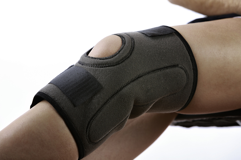 Fotografia de mulher com uma tala no joelho