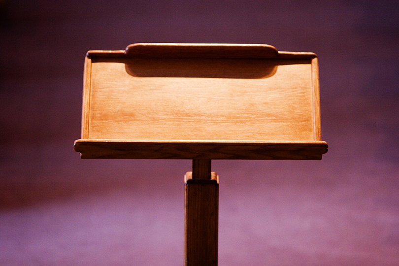 Foto de um púlpito vazio