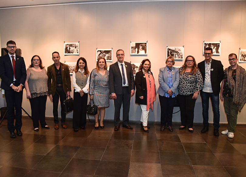 Foto da cerimônia de abertura da exposição "Existir Atrás das Cores"