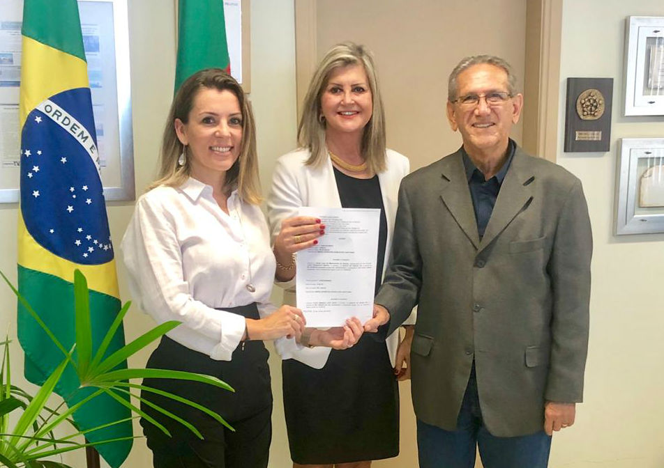Foto posada com a entrega do documento.