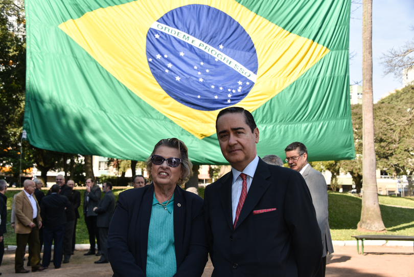 Foto posada de presidente Vania ao lado de autoridade.