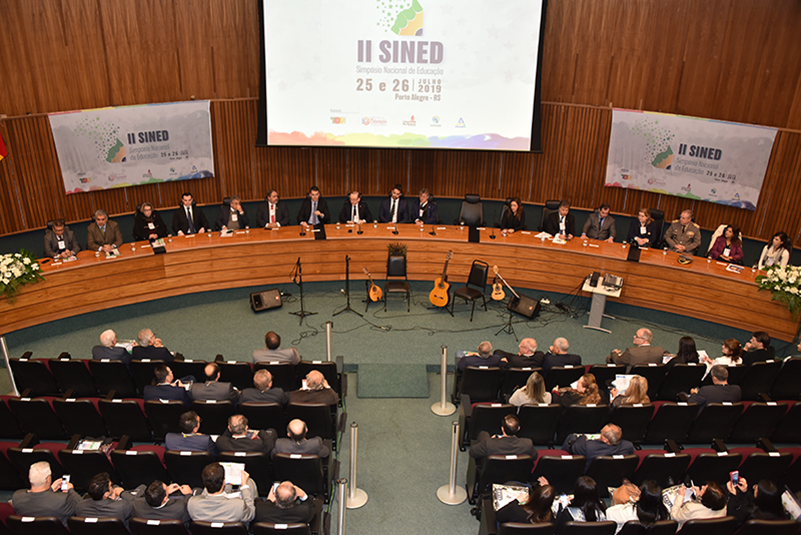 Foto da mesa de abertura.