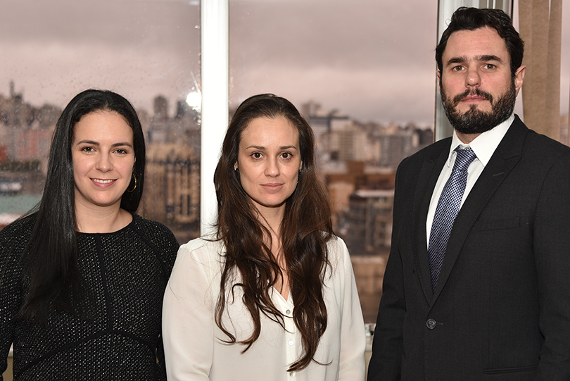 Fotografia posada de Rachel Mello, Marcia Medeiros e Philippe Jardim.