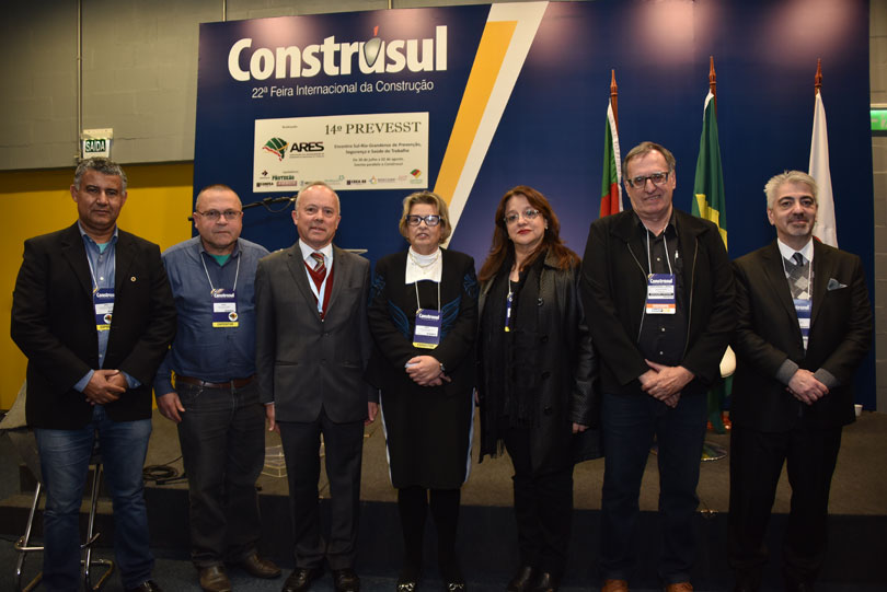 Desa. Vania e Juiz Marcelo Porto em foto posada com participantes do evento.