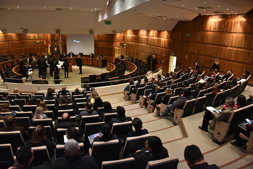 Foto da audiência coletiva, em ângulo aberto, aparecendo público e plenário.