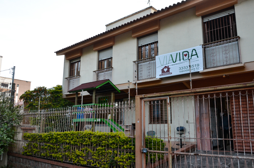 Foto da fachada da casa que abriga a ONG ViaVida e a Pousada Solidariedade, na zona leste de Porto Alegre.