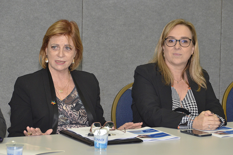 Foto das gestoras regionais do Programa de Combate ao Trabalho Infantil e Estímulo à Aprendizagem, desembargadora Maria Madalena Telesca e juíza Maria Silvana Rotta Tedesco, em mesa redonda durante evento da Fiergs.