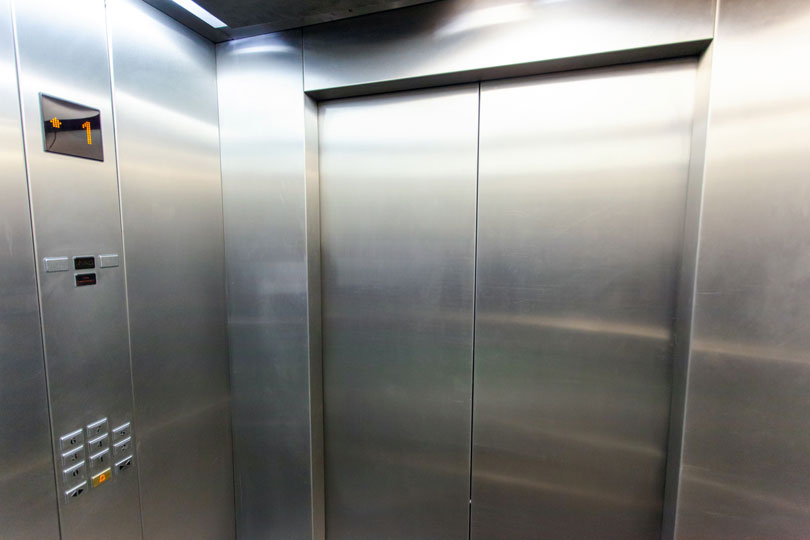 18---Servente-de-limpeza-que-teve-joelho-prensado-na-porta-de-um-elevador-deve-ser-indenizada.jpg