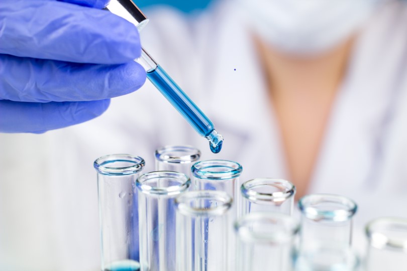 30 - Laboratório deve indenizar empregada que desenvolveu dermatite ao ter contato com substância no trabalho.jpg