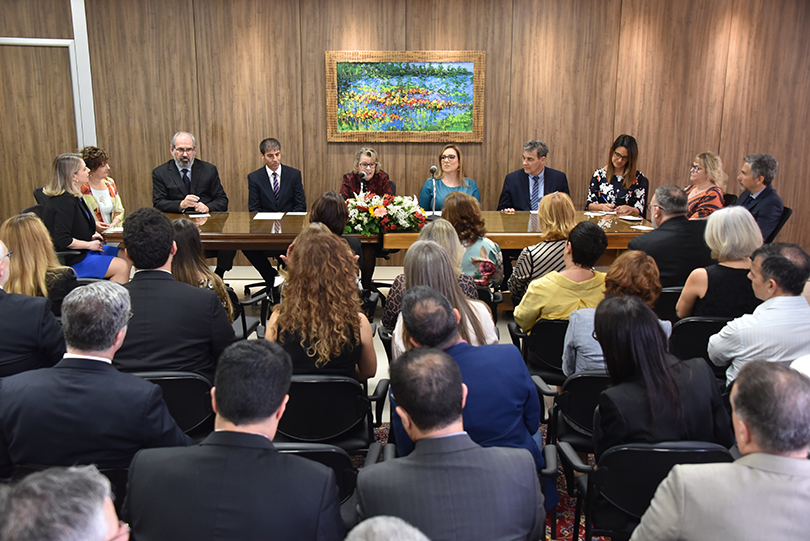 foto do público e da mesa oficial da cerimônia ao fundo