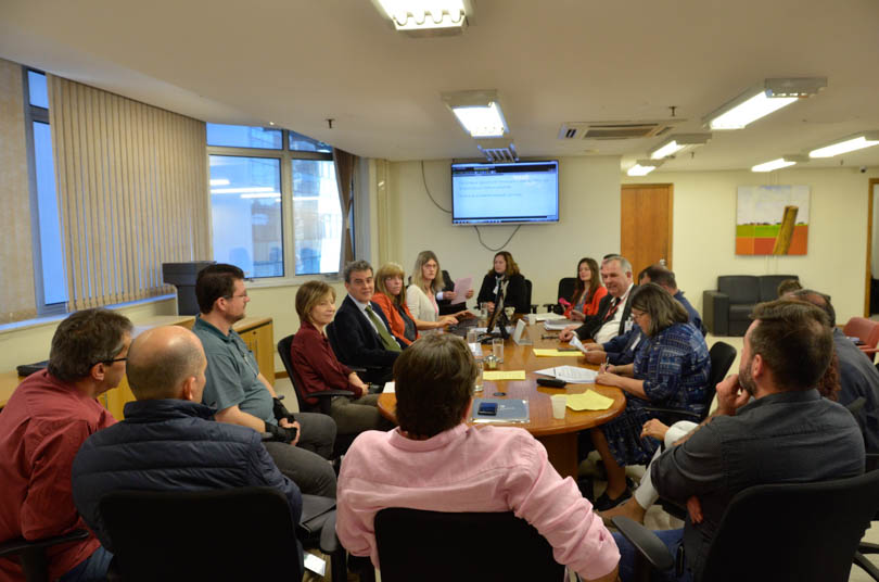 Foto da mesa durante audiência de conciliação.