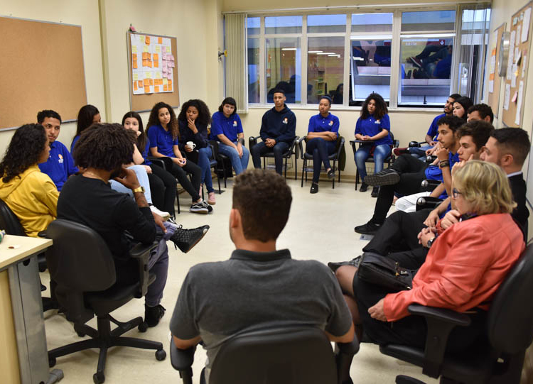 Foto da roda de conversa na sala da turma do Projeto Pescar, em Porto Alegre.