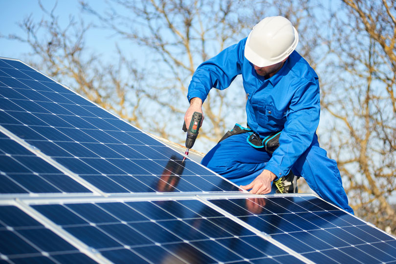 29---Vendedor-de-sistema-de-aquecimento-de-água-recebe-plus-salarial-por-auxiliar-na-instalação-de-equipamentos.jpg