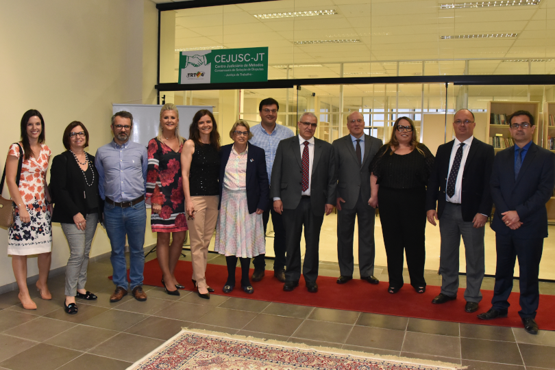 Imagem posada das autoridades presentes na solenidade.