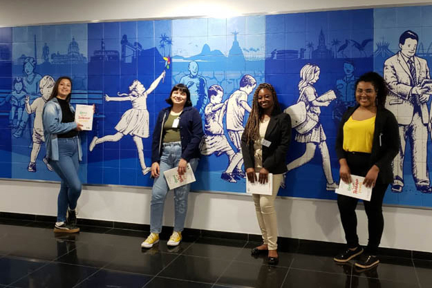 Foto posada das alunas do Projeto Pescar em frente a um painel com azulejos, em Brasília.