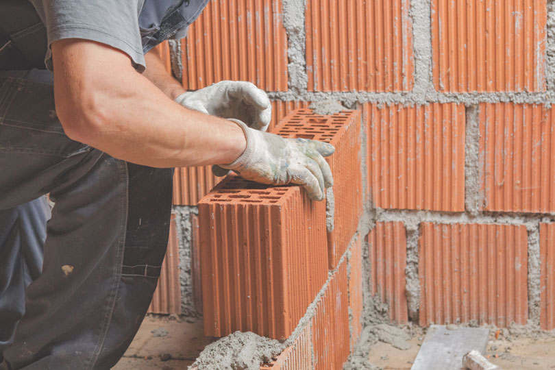 26---Servente-de-obras-que-tinha-contato-com-argamassa-sem-usar-EPIs-adequados-ganha-adicional-de-insalubridade.jpg