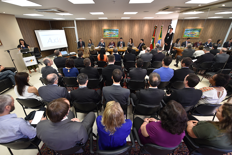 servidores e magistrados assistem à apresentação do Aud4 no Salão Nobre da Presidência do TRT-RS