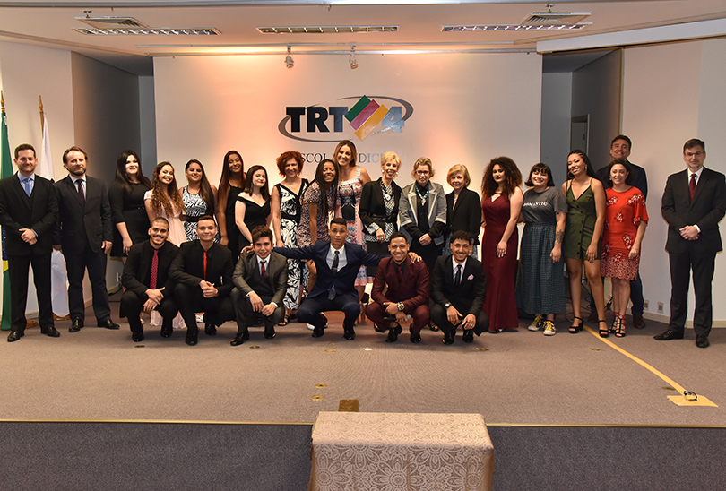 alunos do Pescar no palco do Auditório Ruy Cirne Lima ao lado de voluntários e homenageados