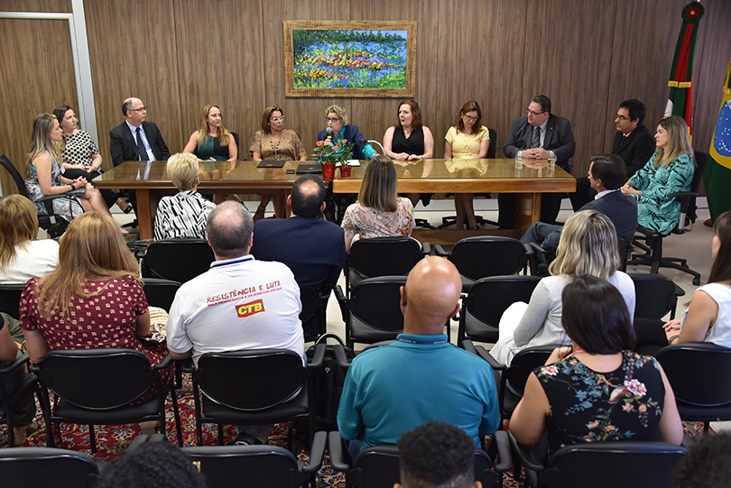 Fotografia da mesa com os participantes do evento