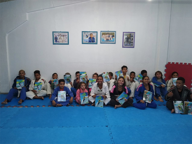 entrega de cadernos no Centro de Educação Ambiental da Vila Pinto