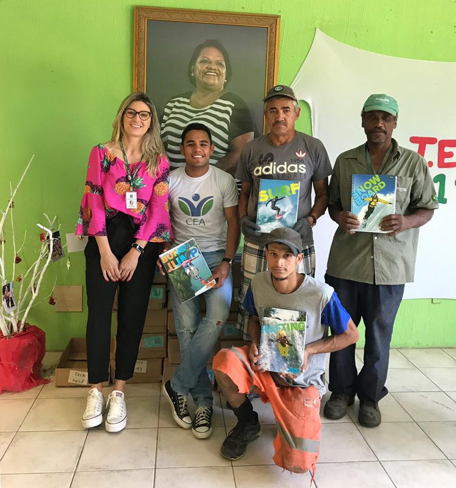 entrega de cadernos no Centro de Educação Ambiental da Vila Pinto