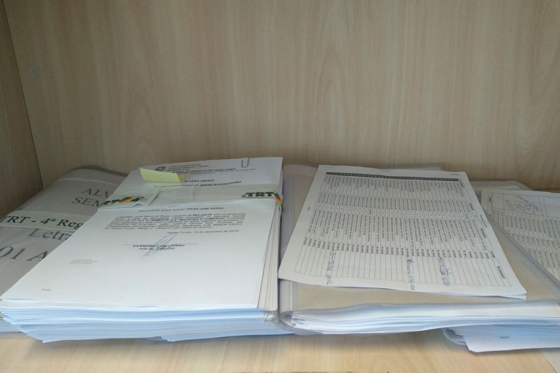 Pilha dos alvarás que estão sendo entregues.