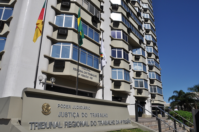 Foto da fachada do prédio-sede do TRT-RS, em Porto Alegre.