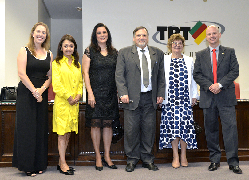 Fotografia dos componentes da mesa: procuradora Juliana Bortoncello Ferreira (MPT), juíza Anita Job Lübbe, juíza Luciane Cardoso Barzotto, juiz Edson Pecis Lerrer, desembargadora Carmen Izabel Centena Gonzalez e o advogado José Fabrício Furlan Fay