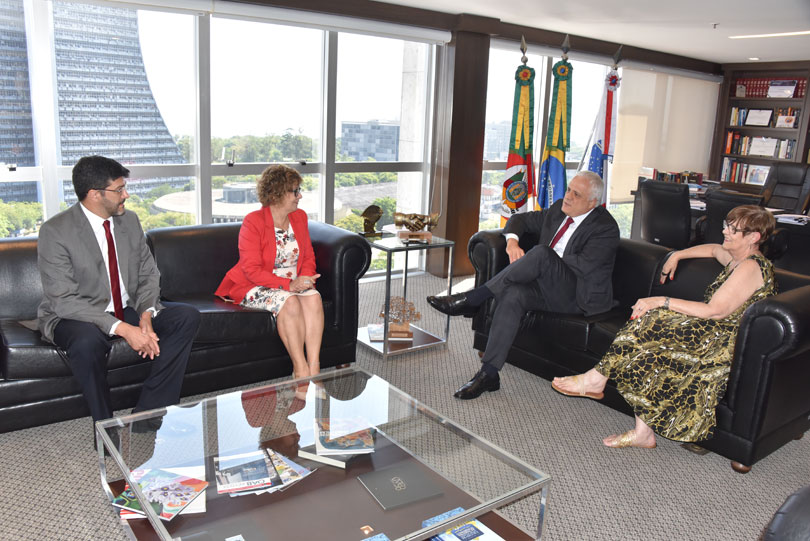 Imagem em ângulo aberto do encontro, mostrando as quatro autoridades sentadas em poltronas.
