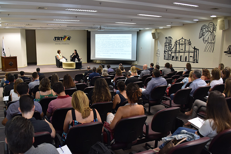 Público assistindo à palestra das servidora do TST no auditório Ruy Cirne Lima