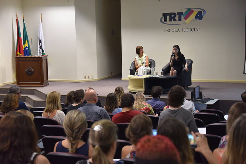 Público assistindo à palestra das servidora do TST no auditório Ruy Cirne Lima
