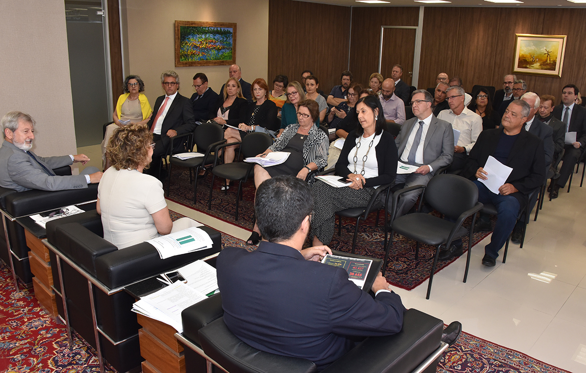 Reunião institucional no Salão Nobre