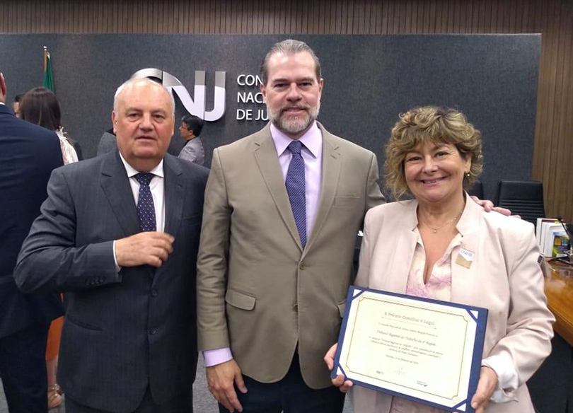 Juiz Luiz Antonio Colussi (Vice-Presidente da Anamatra), Ministro José Antonio Dias Toffoli (Presidente do STF e do CNJ) e Desembargadora Carmen Izabel Centena Gonzalez (Presidente do TRT-RS)