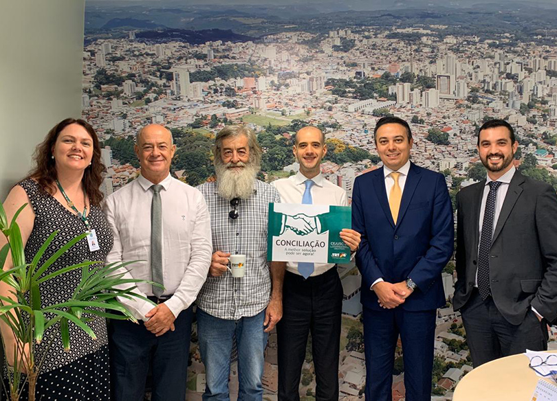 Conciliadora Denise Bampi e participantes da audiência de conciliação