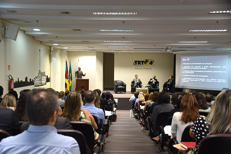 Imagem do auditório lotado pelo público.