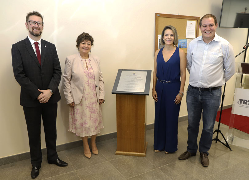 Dante Dal Castelli Neto (presidente da Subseção local da OAB), Carmen Gonzalez (presidente do TRT-RS), Paula Weiler (juíza titular da VT de Lagoa Vermelha) e Gustavo Bonotto (prefeito municipal) descerraram a placa comemorativa.
