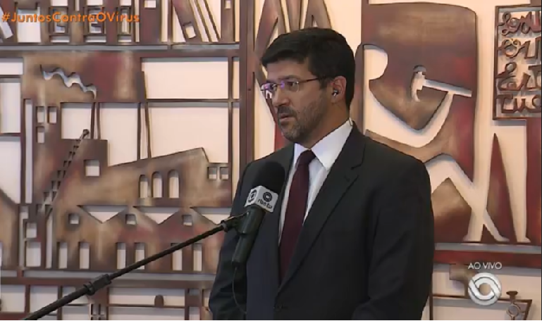 Imagem do Des. Rossal concedendo a entrevista