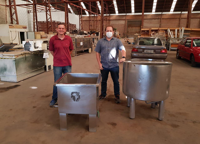 Presidente da APAC Leandro Thurow realiza a entrega dos tanques ao professor do IFSUL Wagner Gerber