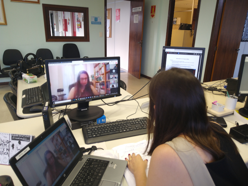 Foto da juíza Marcele durante a videoconferência