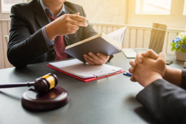 pessoas de terno conversando em uma mesa