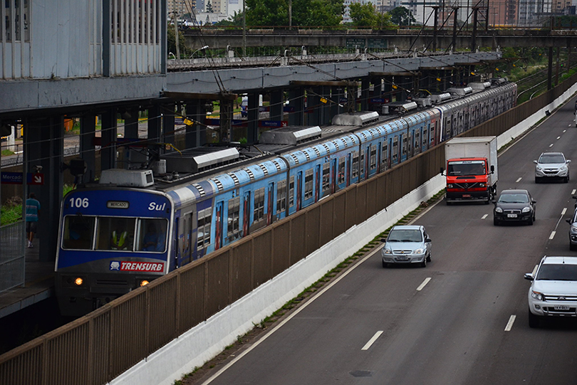 Fotografia de trem da trensurb na estação mercado